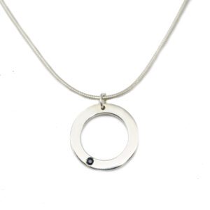 OS - תליון חישוק כסף בינוני, משובץ באבן ספיר כחולה