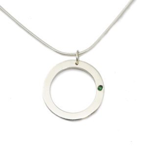 OS - תליון חישוק כסף גדול, משובץ באבן אמרלד ירוקה