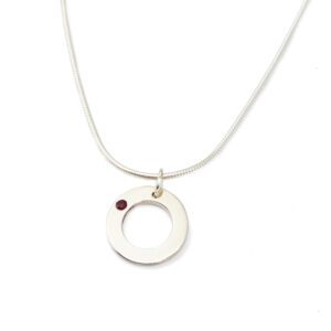 OS - תליון חישוק כסף קטן, משובץ באבן רובי אדומה