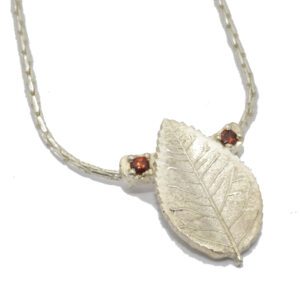 עלים - תליון כסף, עלה ורד ואבני גראנט אדומות