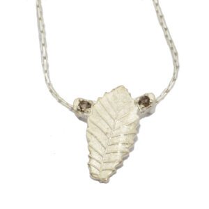 עלים - תליון כסף, עלה אלון ואבני סמוקי קוורץ חומות