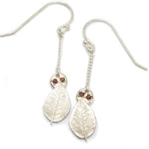 עלים - עגילי כסף, עלה ורד ואבני גראנט אדומות