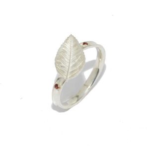 עלים - טבעת כסף, עלה ורד, ואבני גרנט אדומות